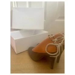 Chloé Chloe - Escarpins En Cuir De Veau Gibbon Avec Laçage à L'arrière Marron Taupe -Chloé 677741 10